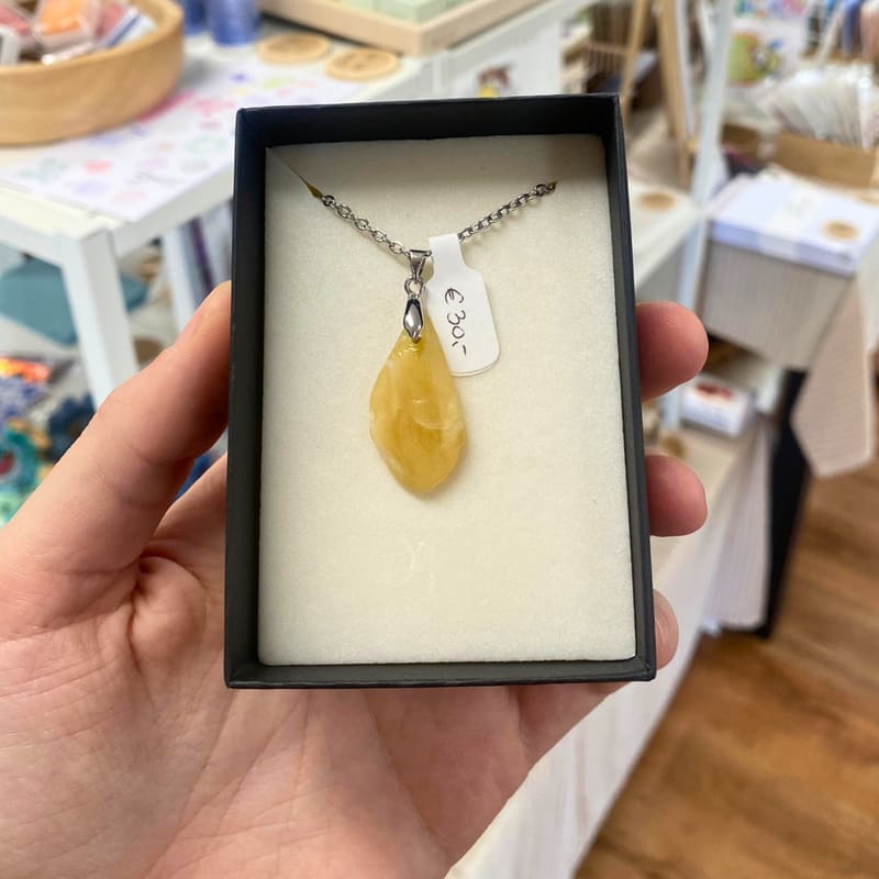 Honiggelber Meerglas-Anhänger an einer Edelstahlkette in einer Schmuckschachtel
