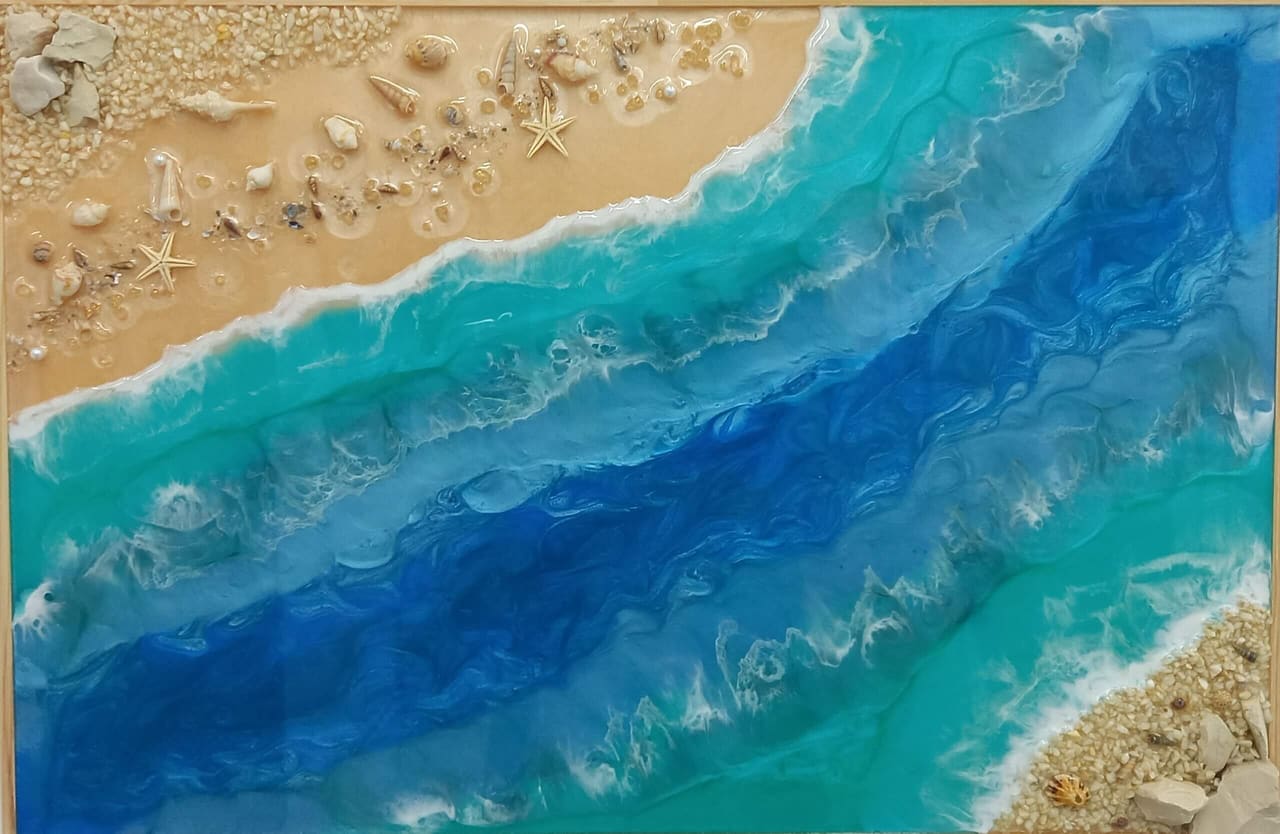 Resin-Bild: breites Band aus Blau und Türkis fließt diagonal zwischen zwei Sandstränden